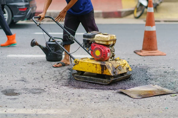 Reparación Carreteras Trabajadores Maquinaria Están Trabajando Camino Pavimentado Con Asfalto — Foto de Stock