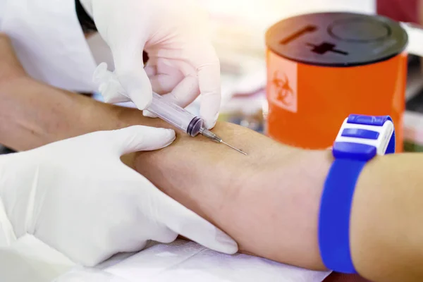 Krankenschwester Sammelt Blut Bei Patientin Krankenhaus — Stockfoto