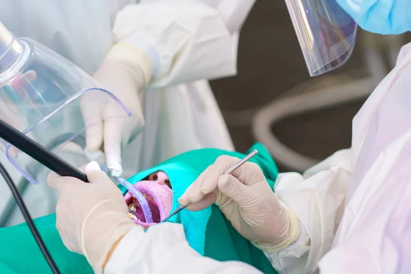 Médico Limpiando Los Dientes Paciente Con Herramienta Ultrasónica — Foto de Stock