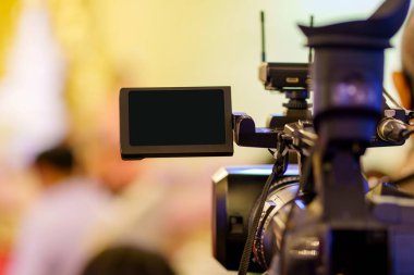 İş konferans odasındaki video kamera katılımcıları ve konuşmacıları kaydediyor, seminer toplantısı, etkinlik ve seminer konsepti