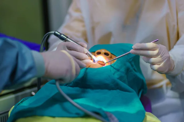 Der Arzt Reinigt Den Zahnpatienten Mit Ultraschallgerät — Stockfoto