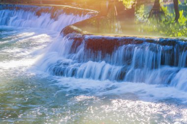 Chet Sao Noi Şelalesi Ulusal Parkı 'ndaki yağmur ormanlarında şelale..