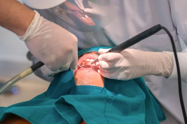 Dentista Limpieza Los Dientes Paciente Con Herramienta Ultrasónica —  Fotos de Stock