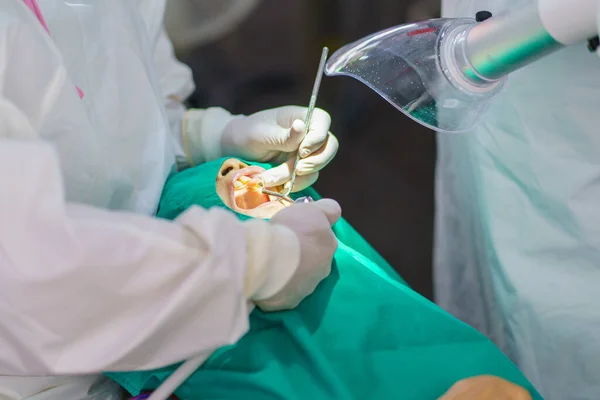 Der Arzt Reinigt Den Zahnpatienten Mit Ultraschallgerät — Stockfoto