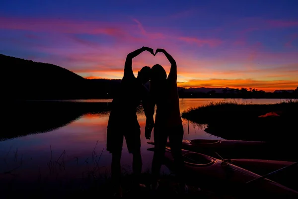 Amor Pareja Mostrando Símbolo Del Corazón Las Manos Durante Puesta —  Fotos de Stock