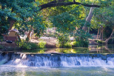 Chet Sao Noi Şelalesi Ulusal Parkı 'ndaki yağmur ormanlarında şelale..