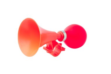 Kırmızı plastik bisiklet kornası beyaz arkaplanda izole edilmiş..