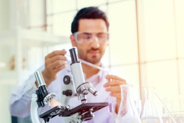 COVID 19 enfeksiyonlu numuneler için vakum tüpleri olan doktor ve mikrobiyolog laboratuarda atipik pnömoni virüsü..