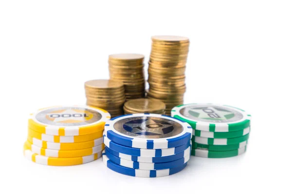 カジノチップとお金の黄金のコインは ポーカー カード ブラックジャック ルーレットなどのゲームのためにスタックします 賭け事クラブとギャンブル — ストック写真