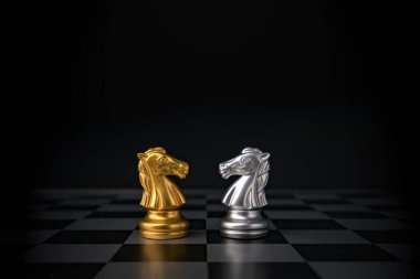 Rekabet oyununda satranç tahtası oyunu, fikir işi başarı konsepti.