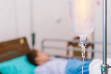 Normal tuz çözeltisi ya da hastanedeki hastalar için serumla birlikte sodyum klorür..