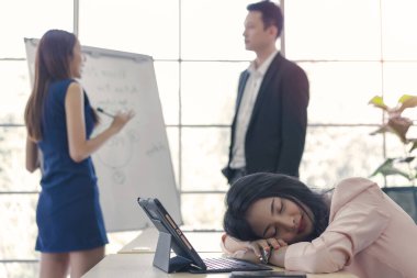 İş kadını evde çalışır, iş yerinde uyur ve tablet bilgisayarda çalıştıktan sonra yorgun hisseder, yaşam tarzı kadını ev konseptinde çalıştıktan sonra dinlenir. depresyondaki iş kadını.