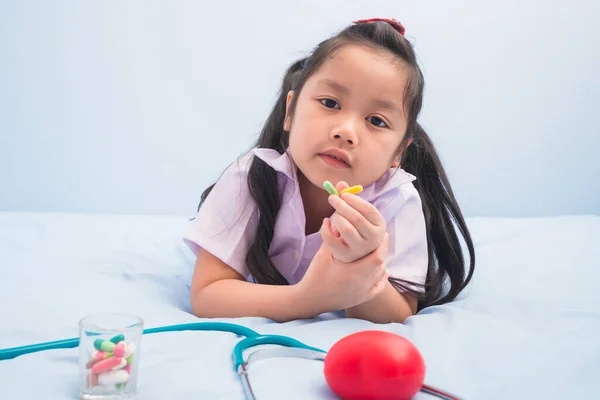 Chicas Lindas Felices Uniforme Médico Blanco Estetoscopio Actúan Como Médico — Foto de Stock