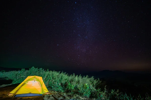 Туристическая Палатка Лагере Среди Лугов Панорамой Панораму Вселенная Пространство Снимок — стоковое фото