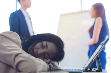 İş kadını evde çalışır, iş yerinde uyur ve tablet bilgisayarda çalıştıktan sonra yorgun hisseder, yaşam tarzı kadını ev konseptinde çalıştıktan sonra dinlenir. depresyondaki iş kadını.