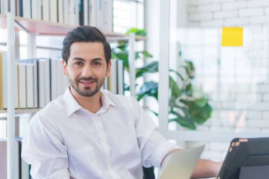 İşadamı evden tablet bilgisayar üzerinde çalışır, iş adamı ev konsepti üzerinde çalışır..