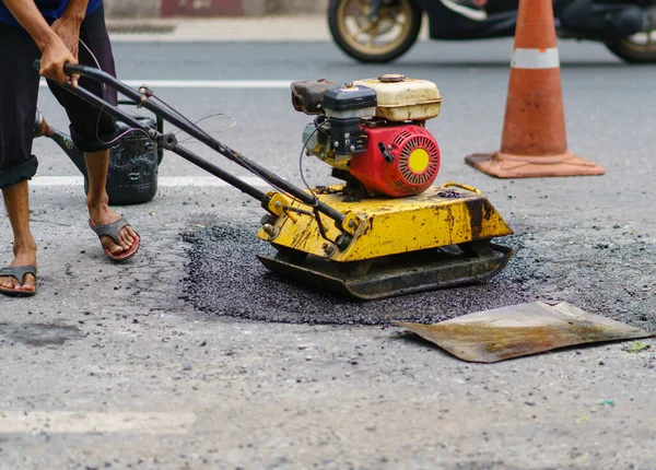 Reparación Carreteras Trabajadores Maquinaria Están Trabajando Camino Pavimentado Con Asfalto — Foto de Stock