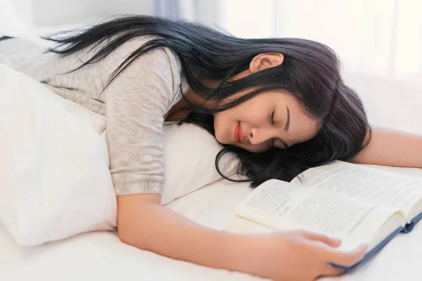 Young Beautiful Woman Sleeping Book She Read Hard Working Day — Stock Photo, Image