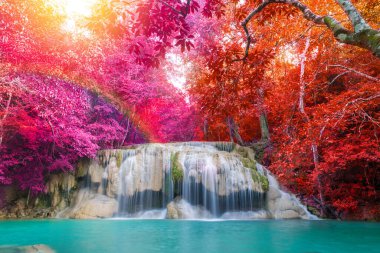 Şelale Erawan Şelalesi Ulusal Parkı 'ndaki ormanın derinliklerinde..