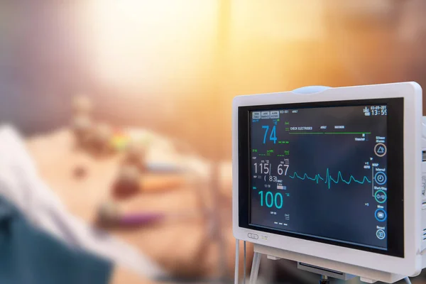 Defibrilatör Hastanedeki Yoğun Bakım Odasında Tıbbi Hekim Doktorla — Stok fotoğraf