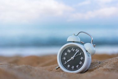 Tropikal sahildeki kumda klasik analog saatler, zaman kavramı..