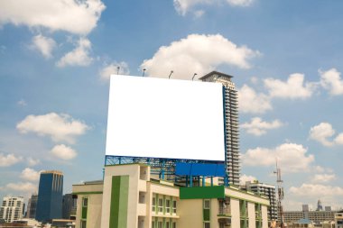 Billboard veya reklam afiş reklam kavramı arka plan için bina.