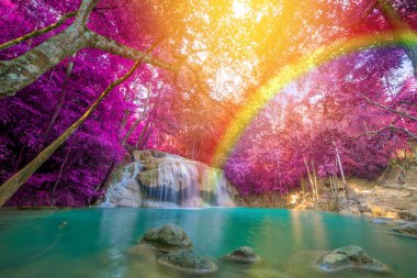 Şelale Erawan Şelalesi Ulusal Parkı 'ndaki ormanın derinliklerinde..