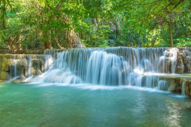 Şelale derin yağmur ormanlarında (Huay Mae Kamin Şelalesi Ulusal Parkı, Kanchanaburi Eyaleti, Tayland.)