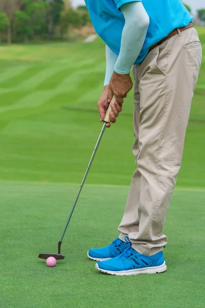 Golfista Che Prepara Putt Pallina Golf Sul Verde Durante Campo — Foto Stock