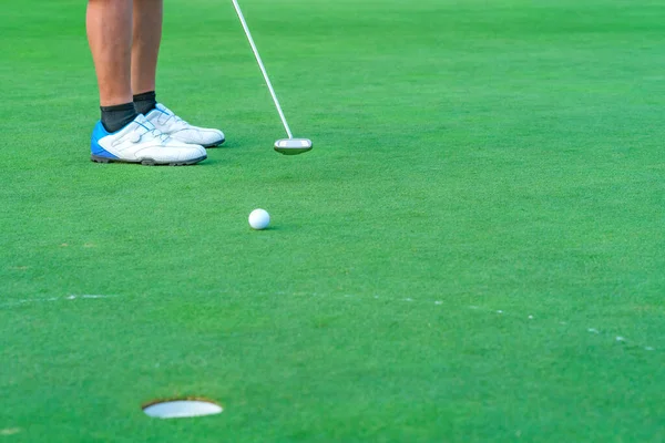 Golfista Przygotowuje Się Piłki Golfowej Putt Zieleni Podczas Pola Golfowego — Zdjęcie stockowe