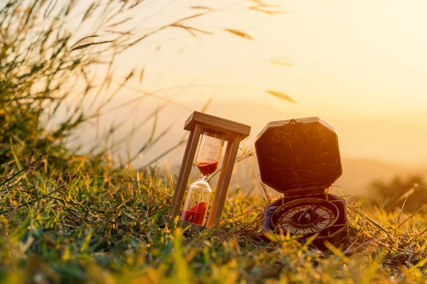 Přesýpací Hodiny Kompas Východem Slunce Horách — Stock fotografie