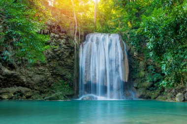 Şelale Erawan Şelalesi Ulusal Parkı 'ndaki ormanın derinliklerinde..