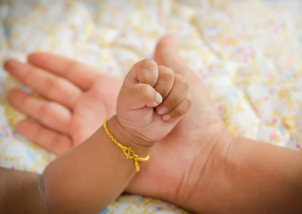 Anak yang baru lahir tangan di telapak tangan ibu — Stok Foto