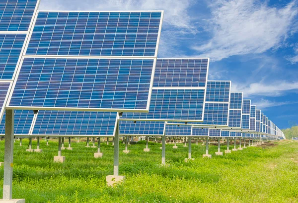 Central eléctrica que utiliza energía solar renovable con cielo azul — Foto de Stock