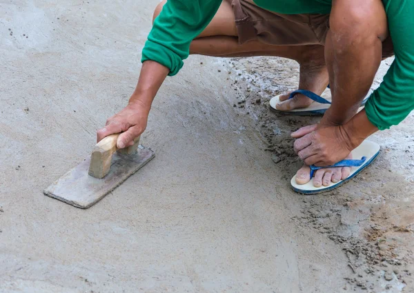 Estucador trabalhador concreto no chão da construção da casa — Fotografia de Stock