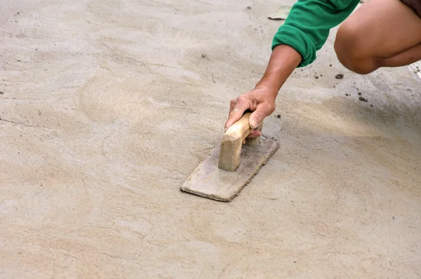Estucador trabalhador concreto no chão da construção da casa — Fotografia de Stock
