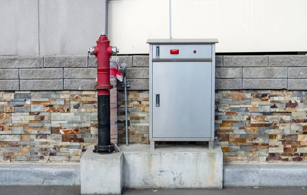 Bouche d'incendie rouge avec équipement d'extinction d'incendie — Photo