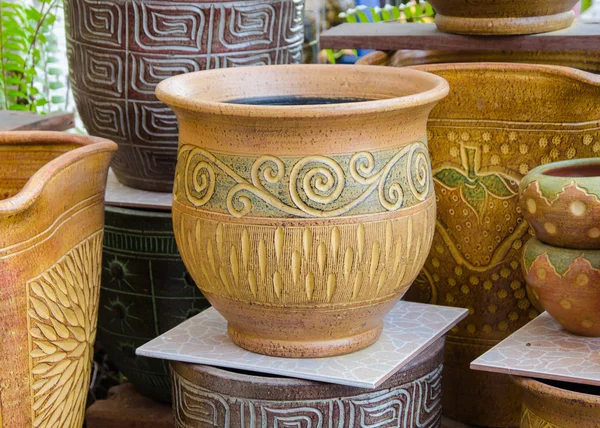 Einheimische Vase aus thailändischer Keramik. — Stockfoto