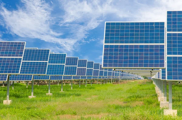 Central elétrica que utiliza energia solar renovável com céu azul — Fotografia de Stock