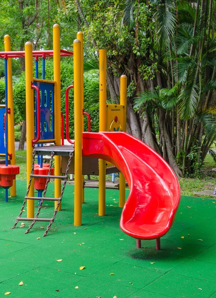 Parque infantil en el parque — Foto de Stock