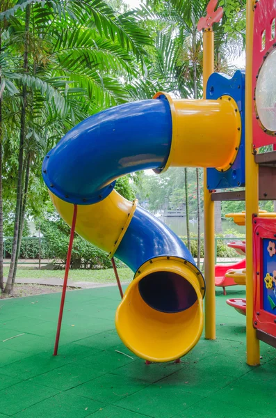 Parque infantil en el parque — Foto de Stock