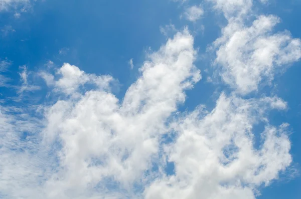 Blå himmel med skyer - Stock-foto