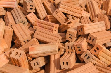 Grup kırmızı tuğla inşaat sitesinde