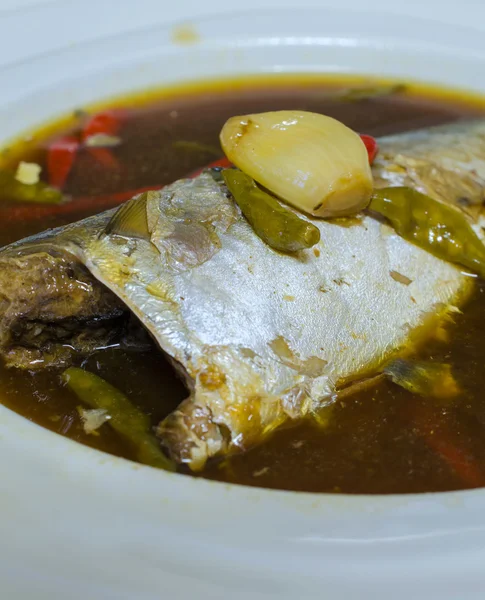 タイ料理の塩味スープで煮サバ魚 — ストック写真