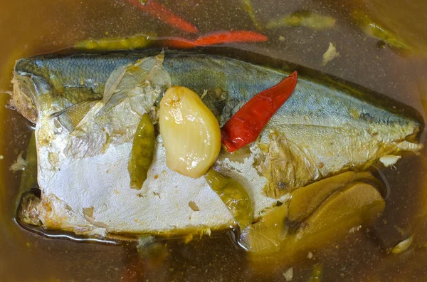 Gestoofde makreel vissen in zoute soep, gerechten van Thailand — Stockfoto