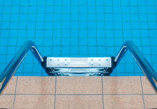 Piscine avec escalier au centre sportif — Photo