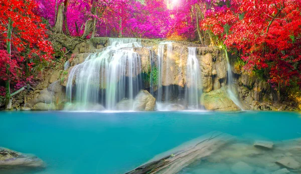 Vattenfall i djupa skogen på erawan vattenfall national park — Stockfoto