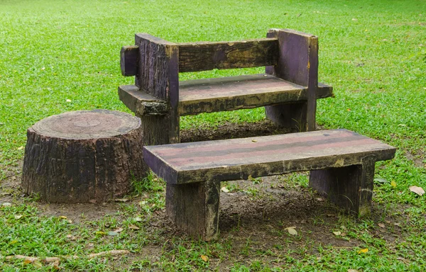 Benches set in beautiful green park — Stock Photo, Image