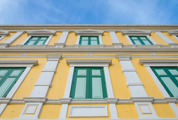 Parede amarela das janelas para o fundo — Fotografia de Stock