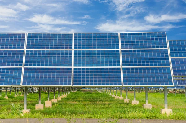 Kraftwerk mit erneuerbarer Sonnenenergie bei blauem Himmel — Stockfoto